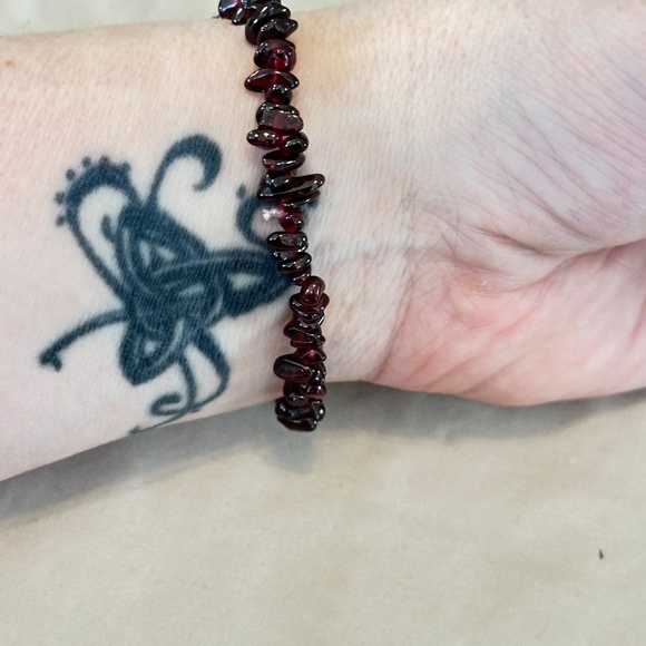 Red Garnet Chip Stone Stretchy Bracelet it Excellent Condition - Picture 8 of 13